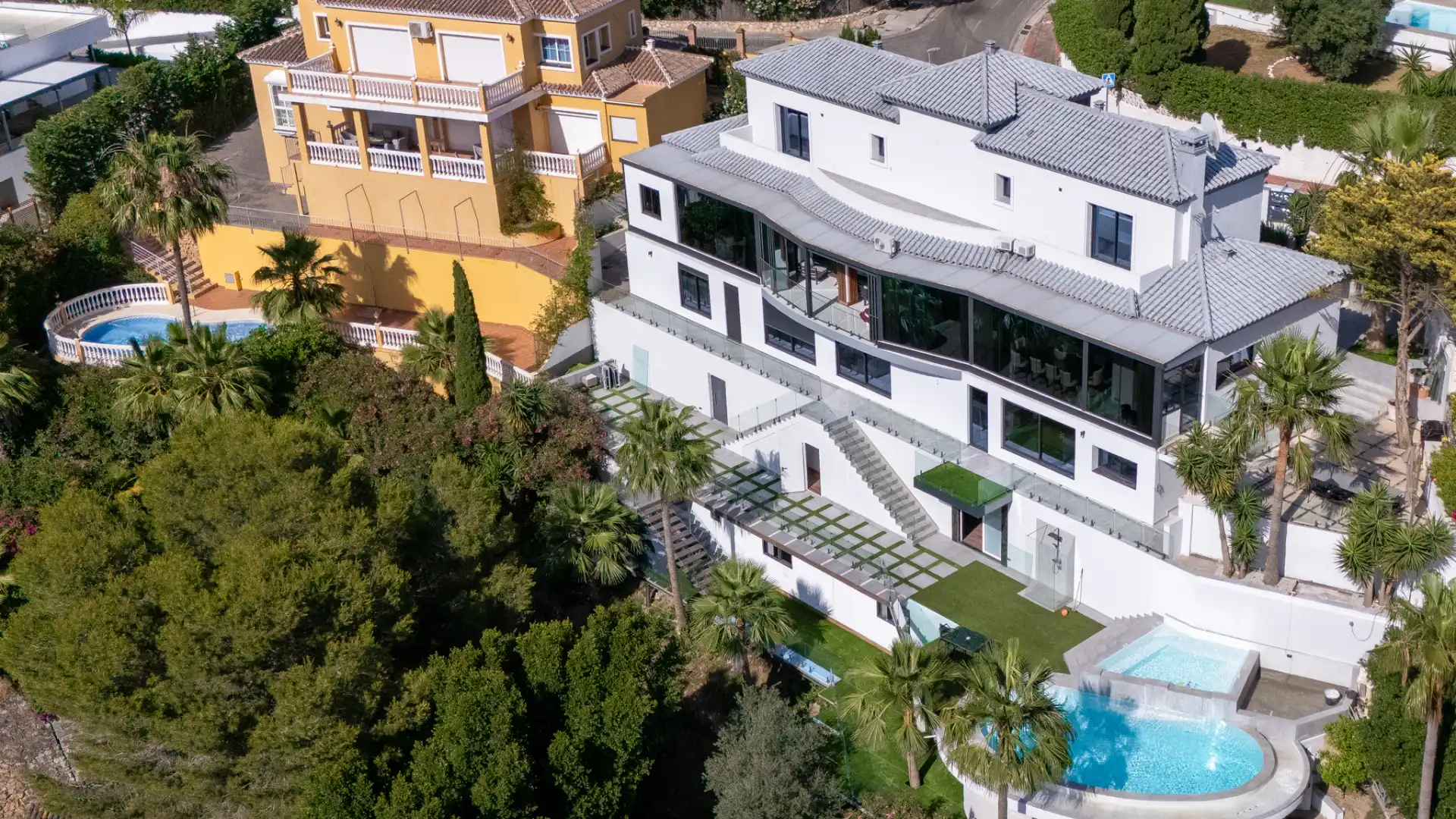 Vista exterior de Casa o xalet en venda en Benalmádena amb Aire condicionat, Calefacció i Jardí privat