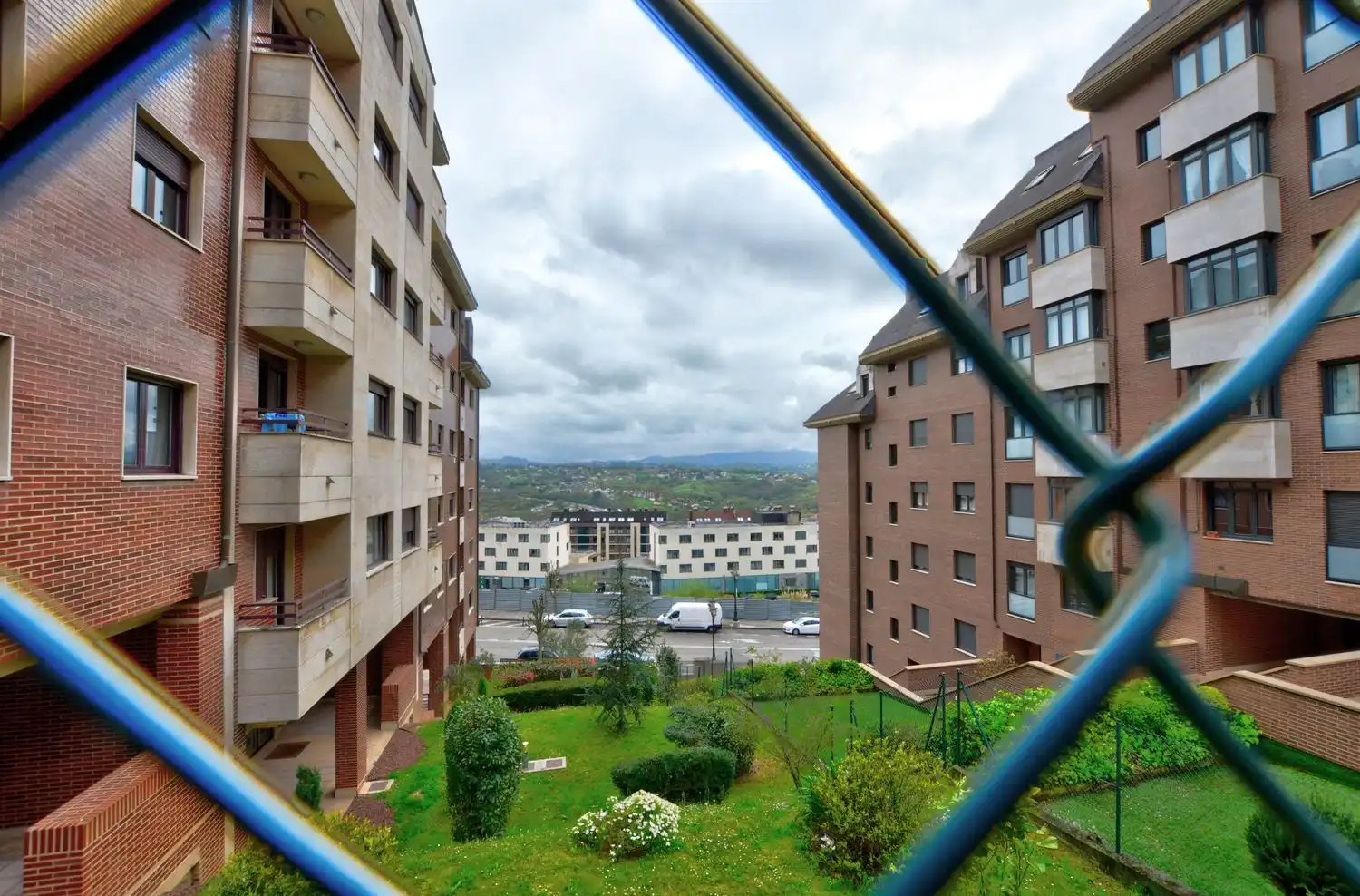 Vista exterior de Piso en venta en Oviedo  con Aire acondicionado, Calefacción y Jardín privado