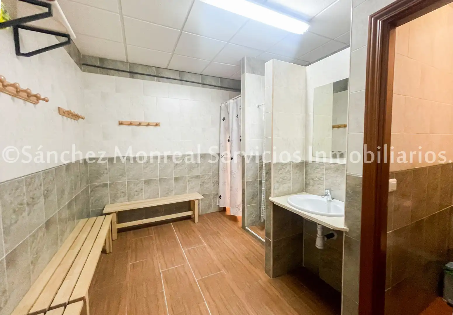 Badezimmer von Geschaftsraum zum Verkauf in Herencia mit Klimaanlage, Heizung und Möbliert