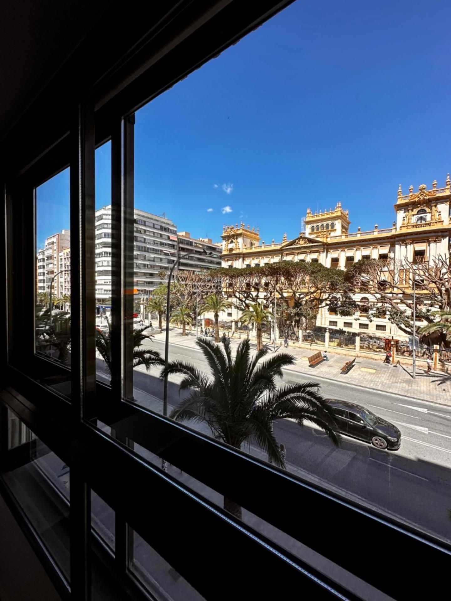 Vista exterior de Pis de lloguer en Alicante / Alacant amb Aire condicionat, Calefacció i Jardí privat