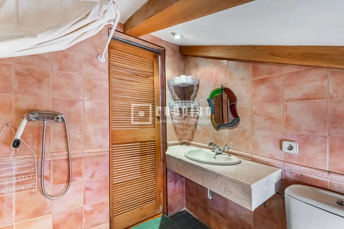 Bathroom of Study for rent in Madrid  with Air Conditioner, Parquet flooring and Terrace