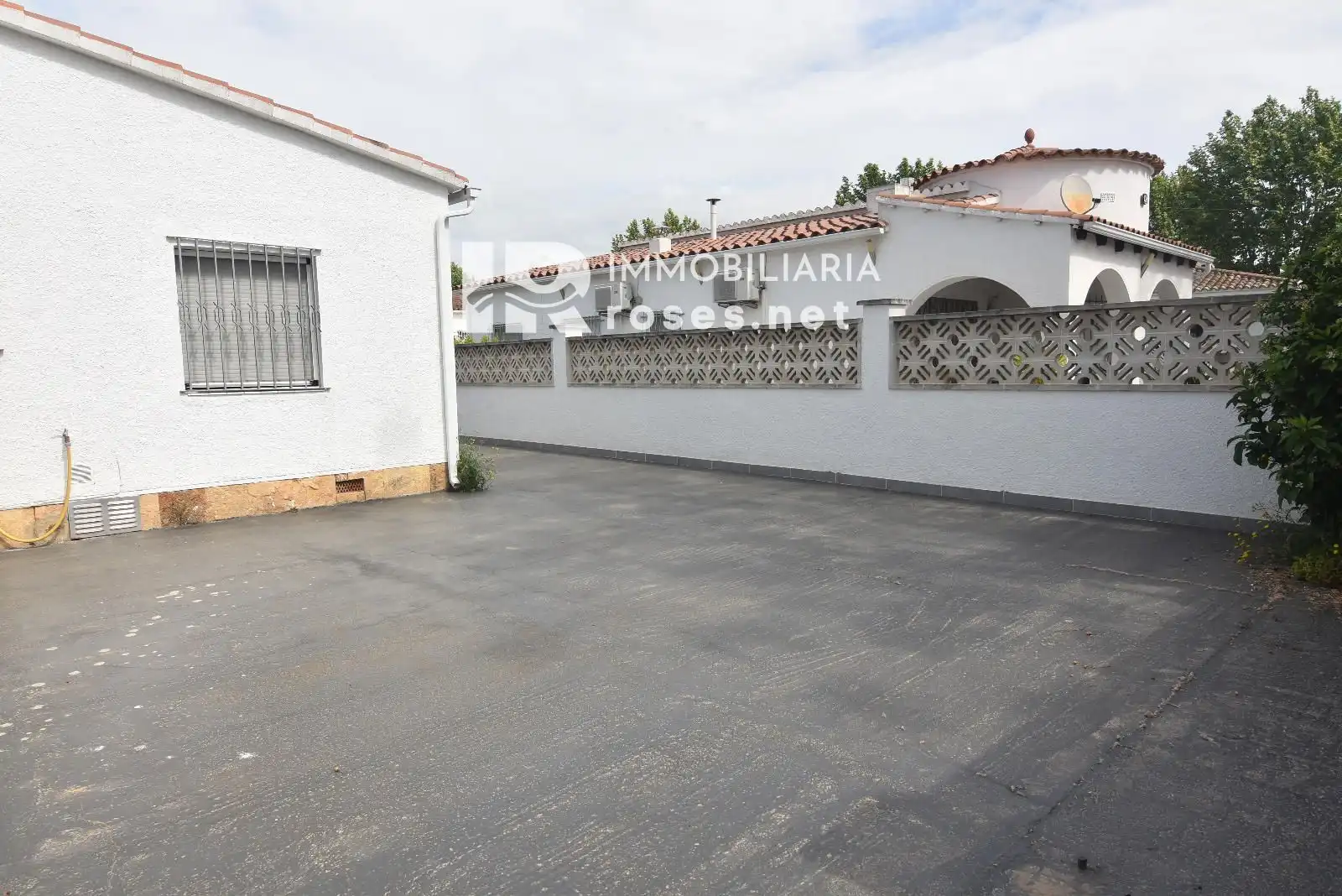 Exterior view of Houses for sale in Empuriabrava  with Air Conditioner