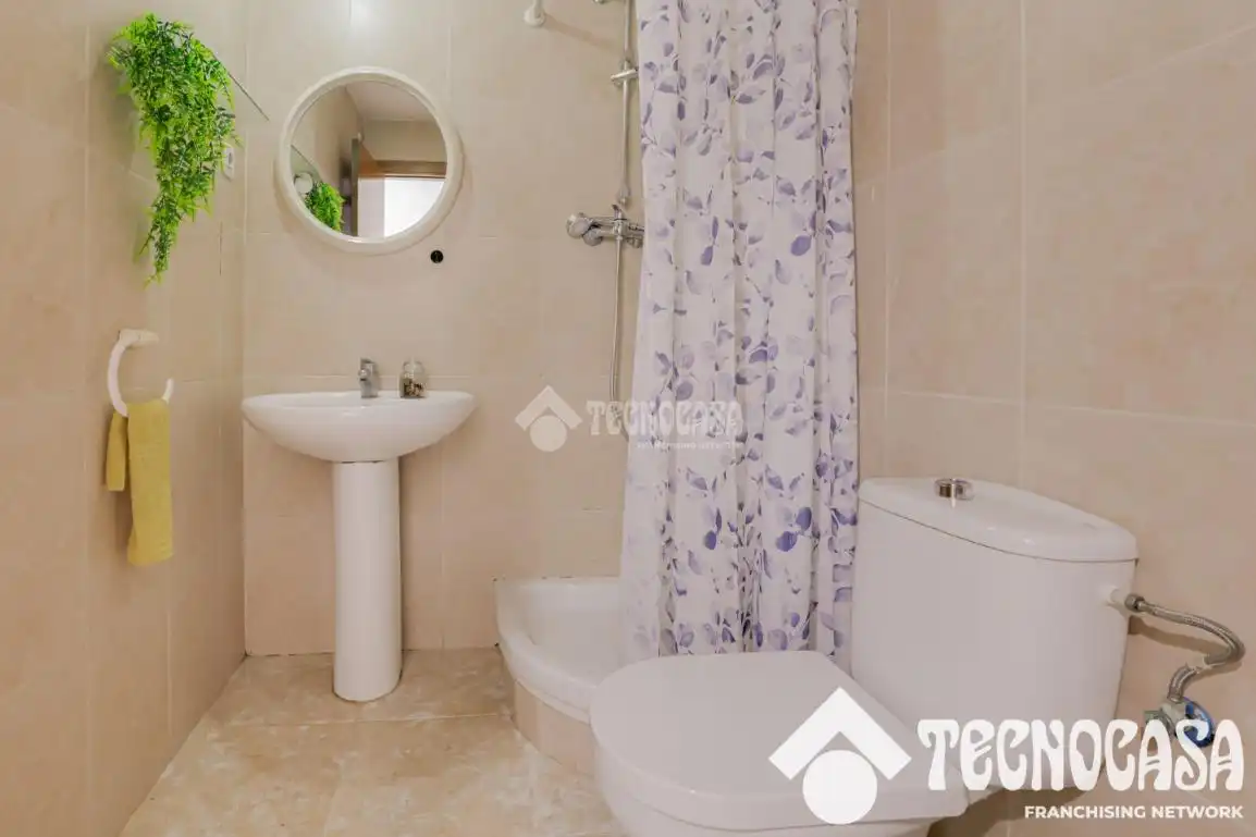 Badezimmer von Wohnung zum Verkauf in Barcelona mit Klimaanlage und Balkon