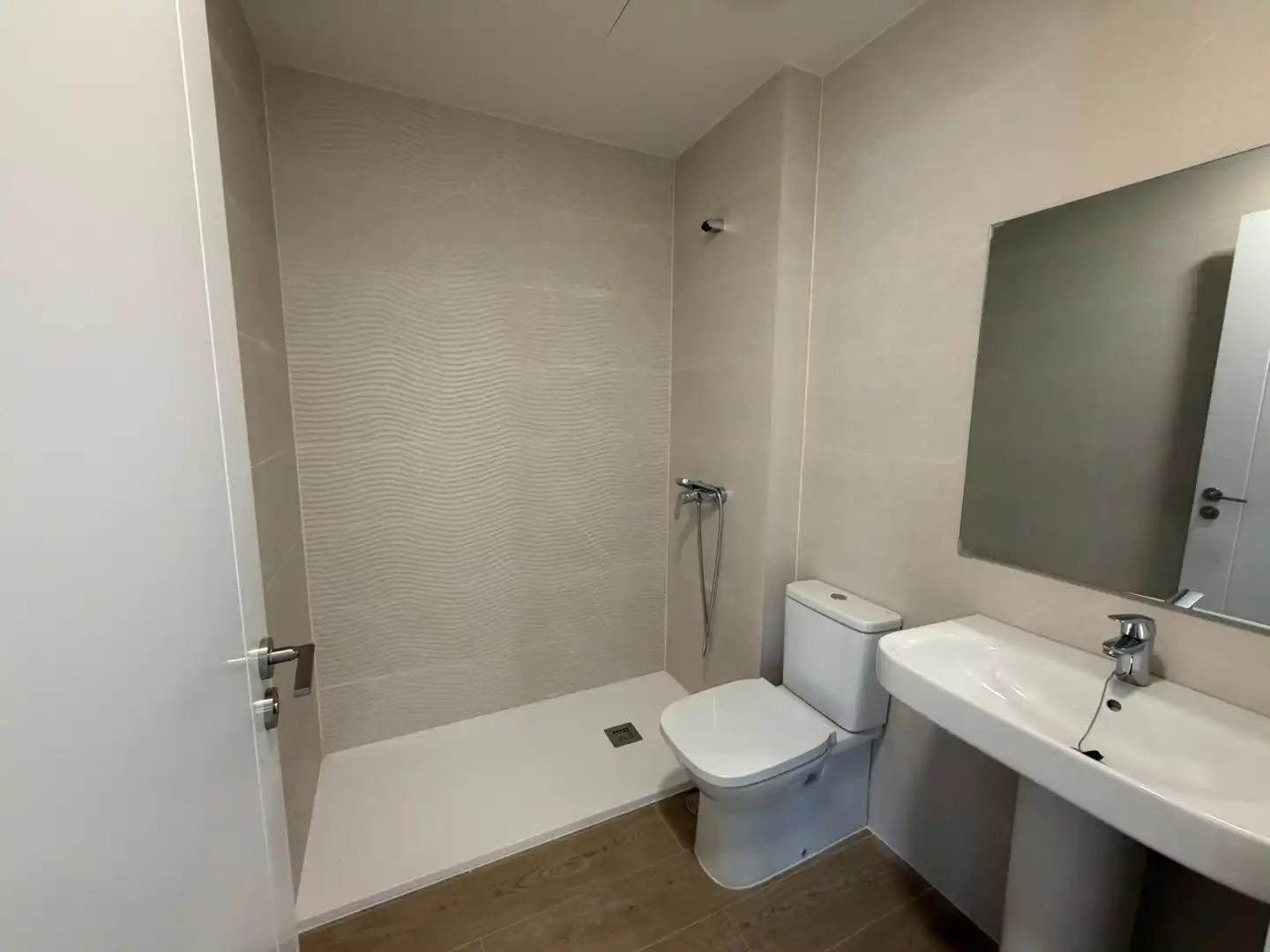Bathroom of Study for rent in Brunete  with Air Conditioner, Heating and Storage room