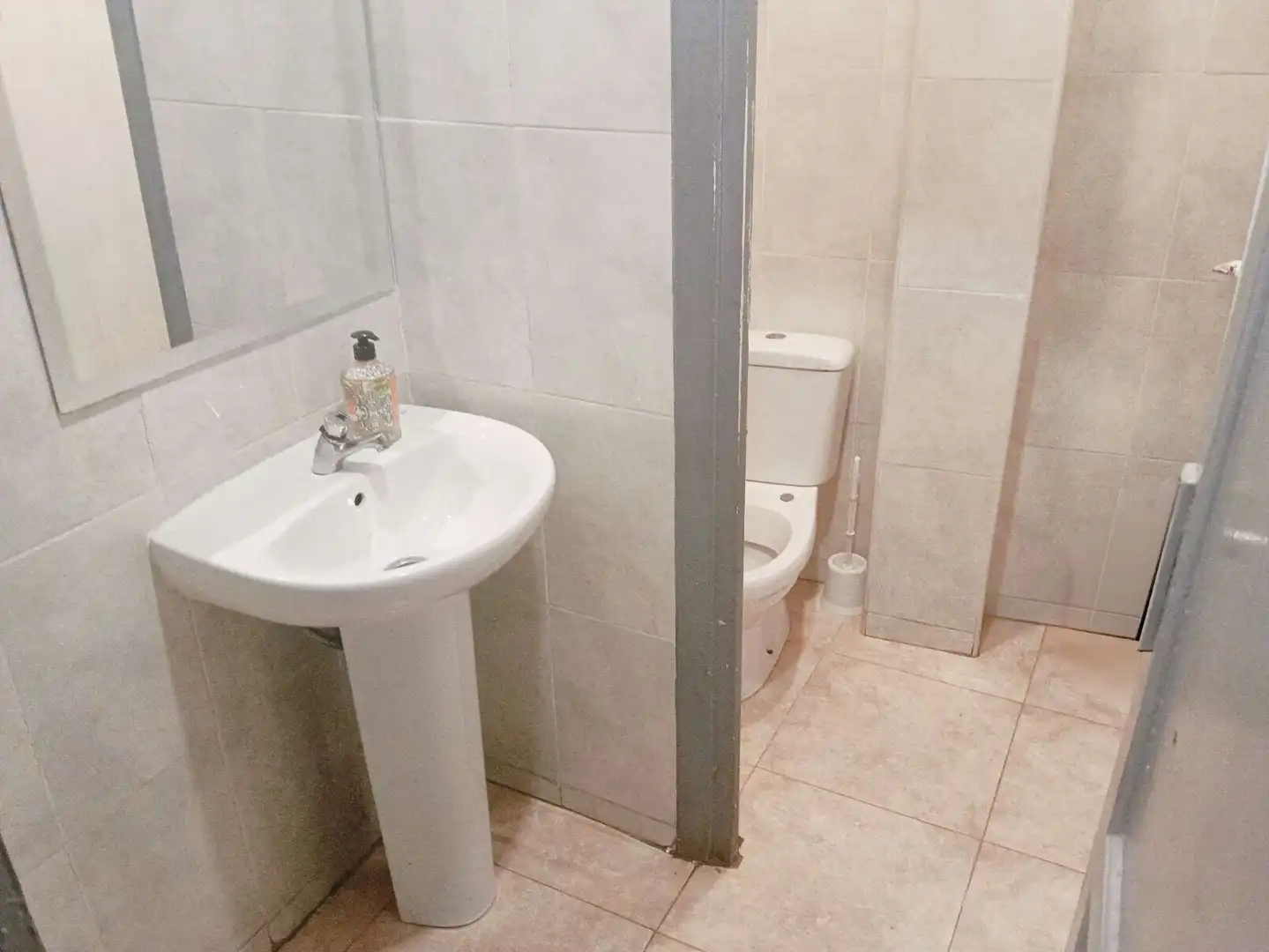 Baño de Local de alquiler en Zaragoza con Aire acondicionado y Amueblado