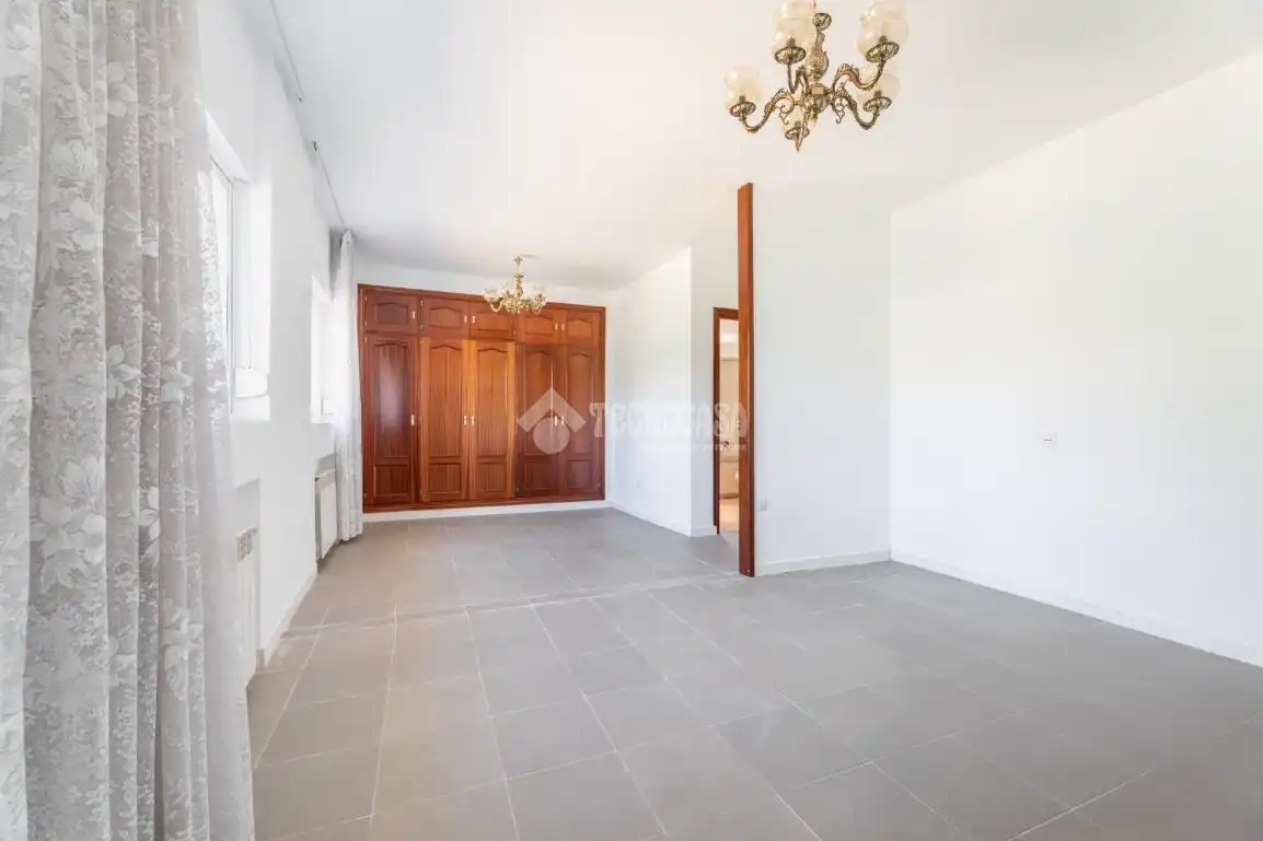 Dormitori de Casa o xalet en venda en Hoyo de Manzanares amb Calefacció i Jardí privat