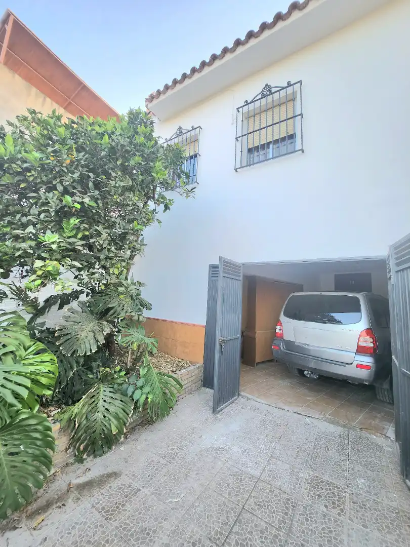 Außenansicht von Haus oder Chalet zum Verkauf in Alcalá de Guadaira mit Privatgarten, Terrasse und Abstellraum