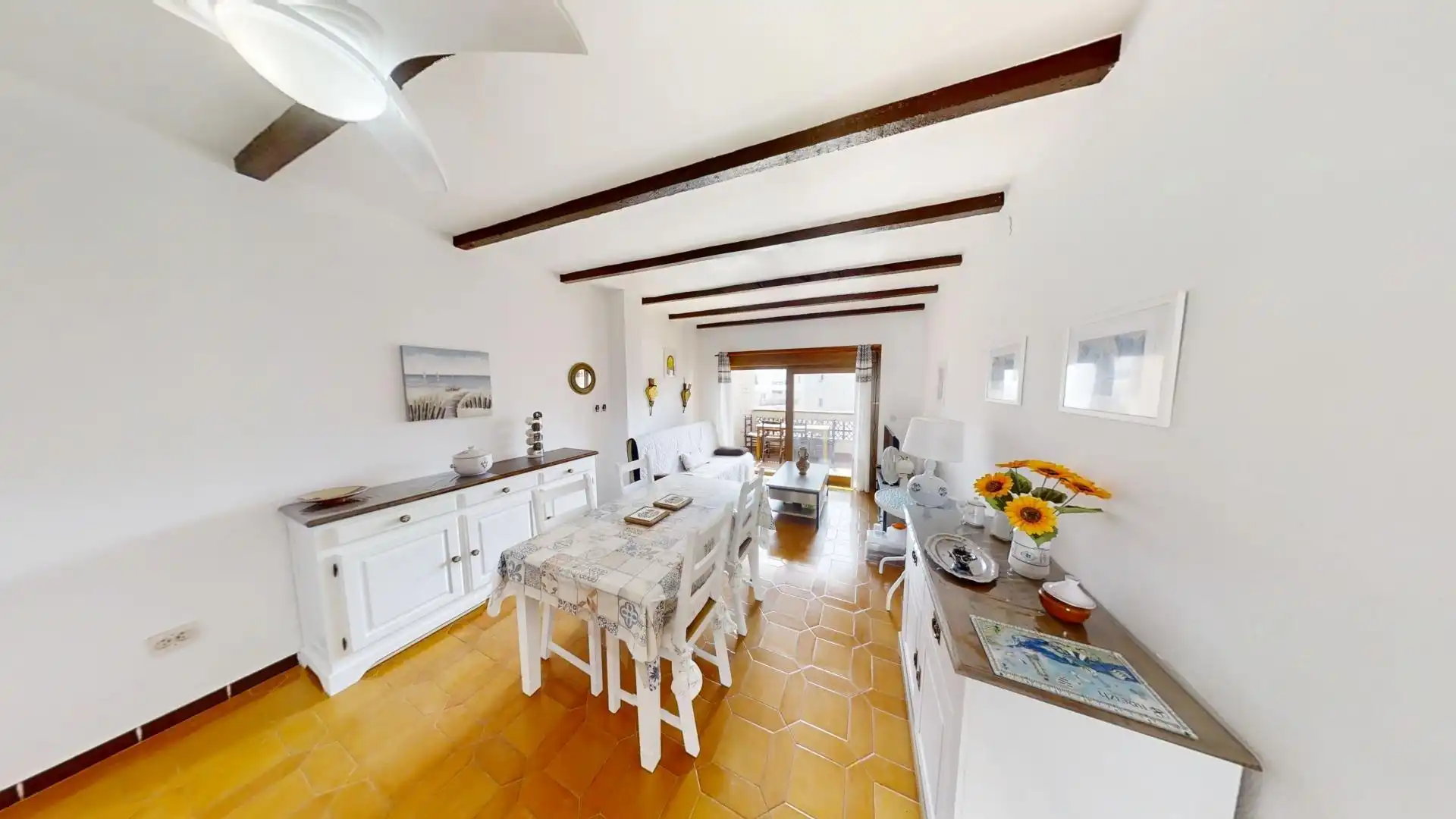 Sala d'estar de Apartament en venda en Empuriabrava amb Jardí privat, Terrassa i Moblat