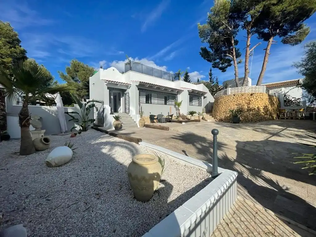 Außenansicht von Haus oder Chalet zum Verkauf in La Nucia mit Privatgarten, Terrasse und Abstellraum