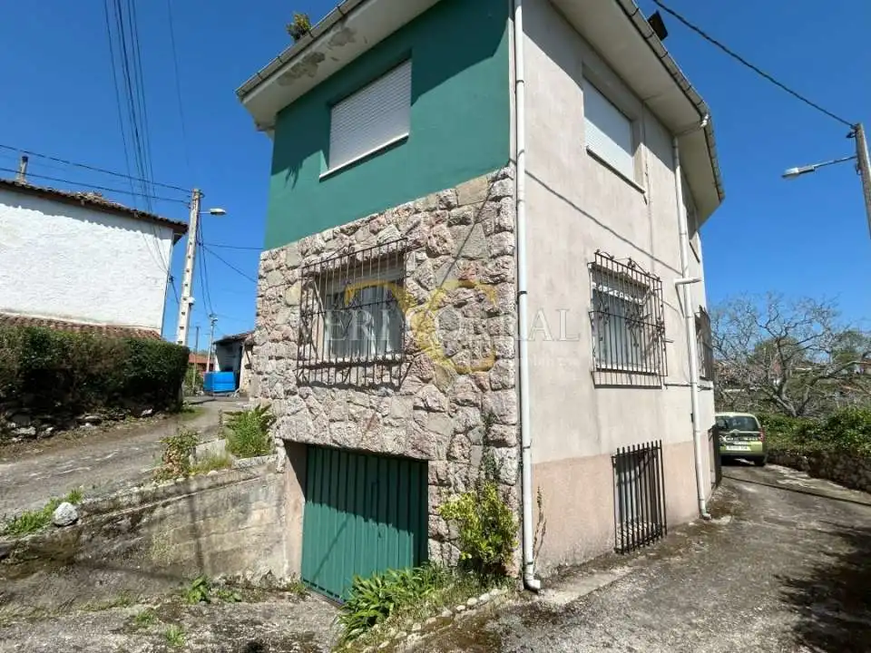 Vista exterior de Casa o xalet en venda en Llanes amb Calefacció, Jardí privat i Traster