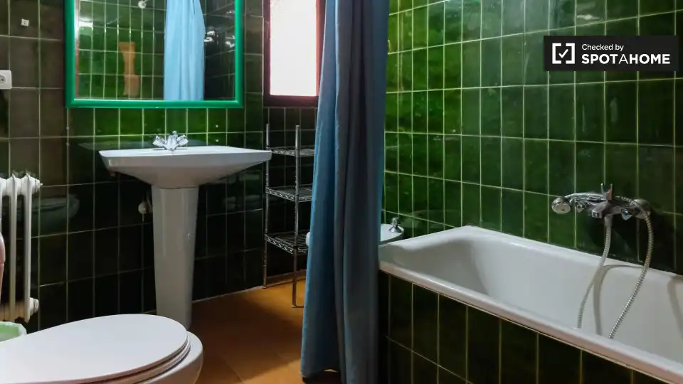Bany de Apartament per a compartir en Granada amb Aire condicionat, Terrassa i Moblat