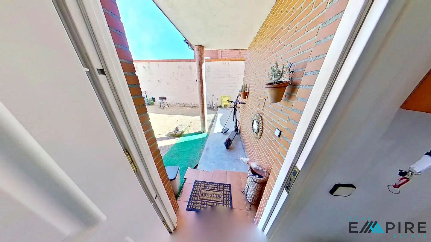 Casa aparellada amb piscina en venda a Avenida Acacias, imagen 2