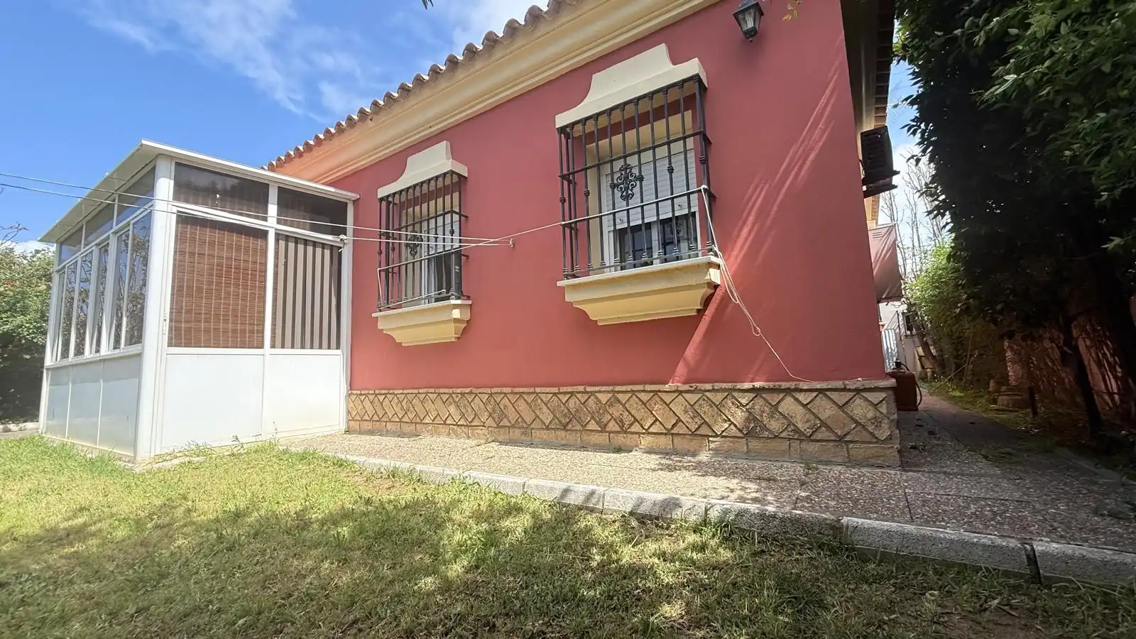 Außenansicht von Haus oder Chalet zum Verkauf in El Puerto de Santa María mit Klimaanlage, Privatgarten und Abstellraum