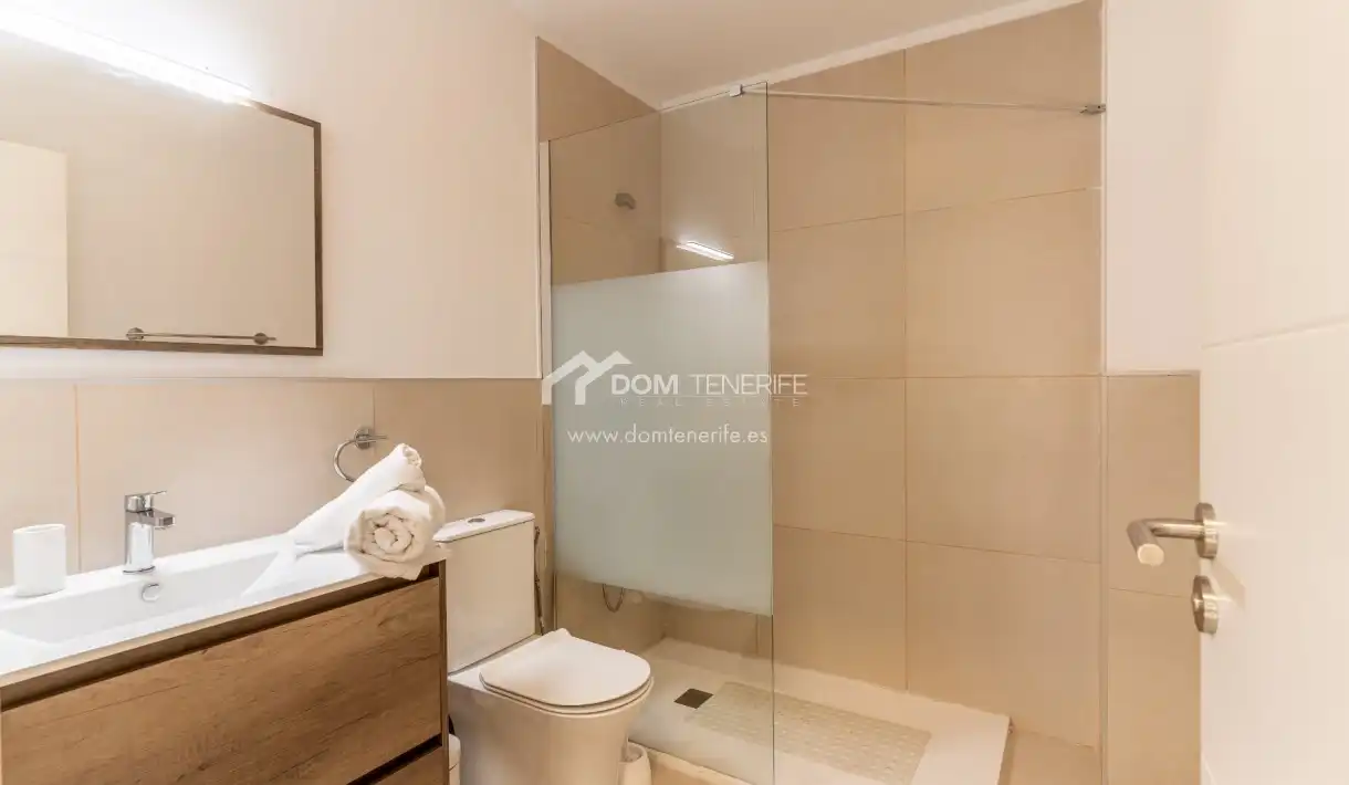 Baño de Piso en venta en Adeje con Terraza, Trastero y Piscina