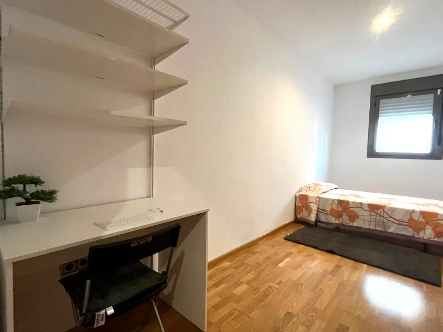 Bedroom of Flat for share in Torrent  with Air Conditioner, Parquet flooring and Furnished