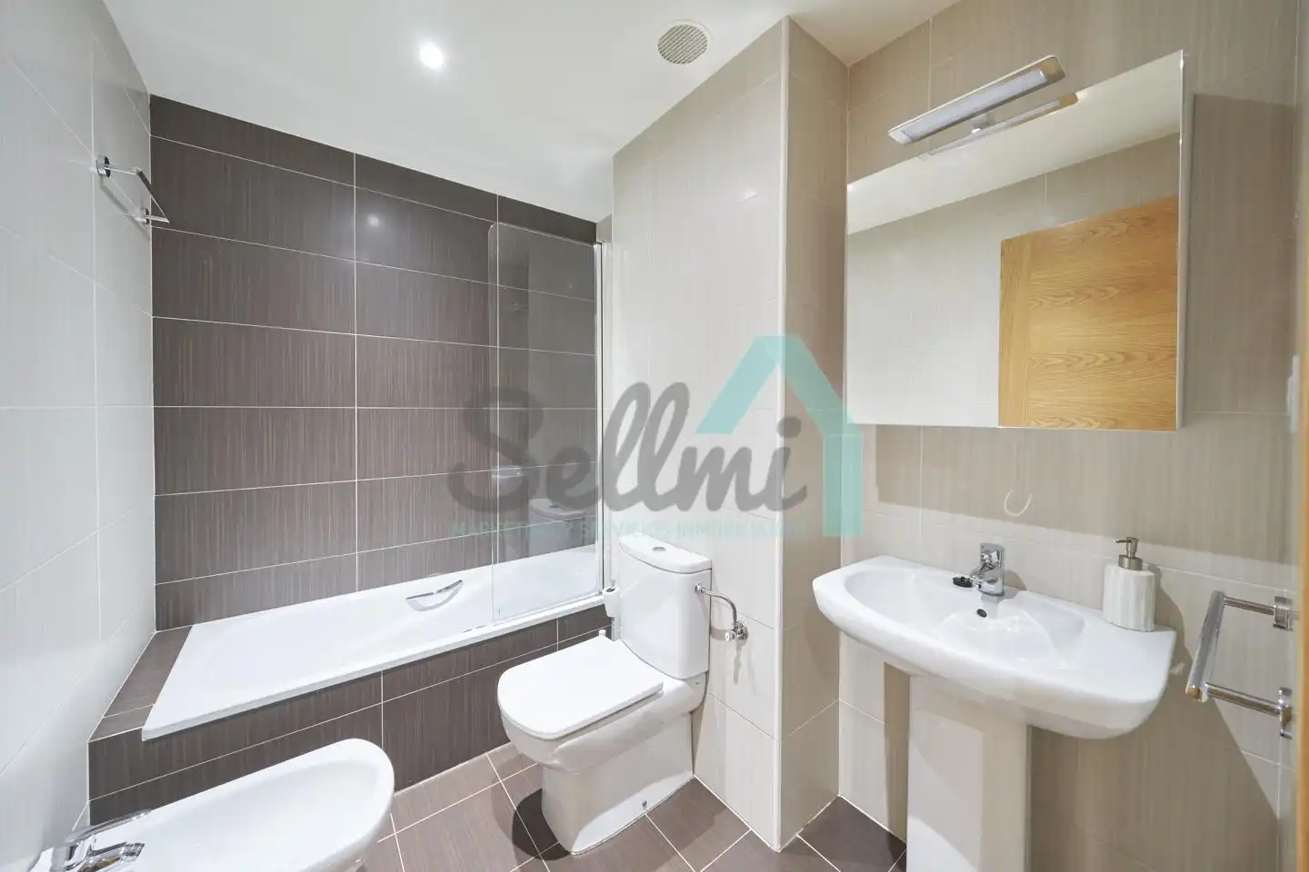 Bathroom of Flat for rent in Oviedo   with Heating and Furnished