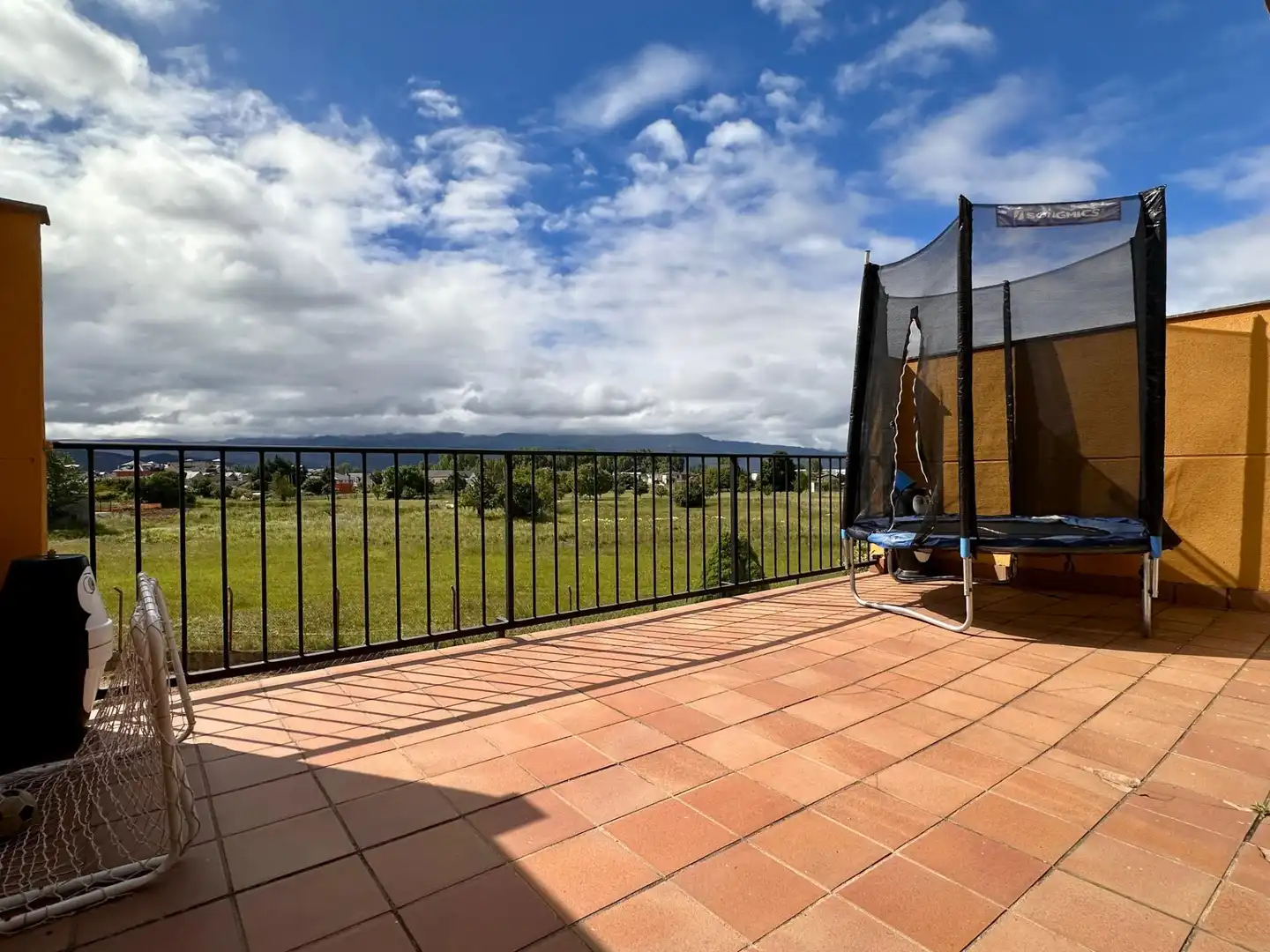 Terrassa de Casa adosada en venda en Camponaraya amb Calefacció, Jardí privat i Terrassa