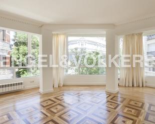 Sala d'estar de Apartament de lloguer en  Madrid Capital amb Aire condicionat, Calefacció i Parquet