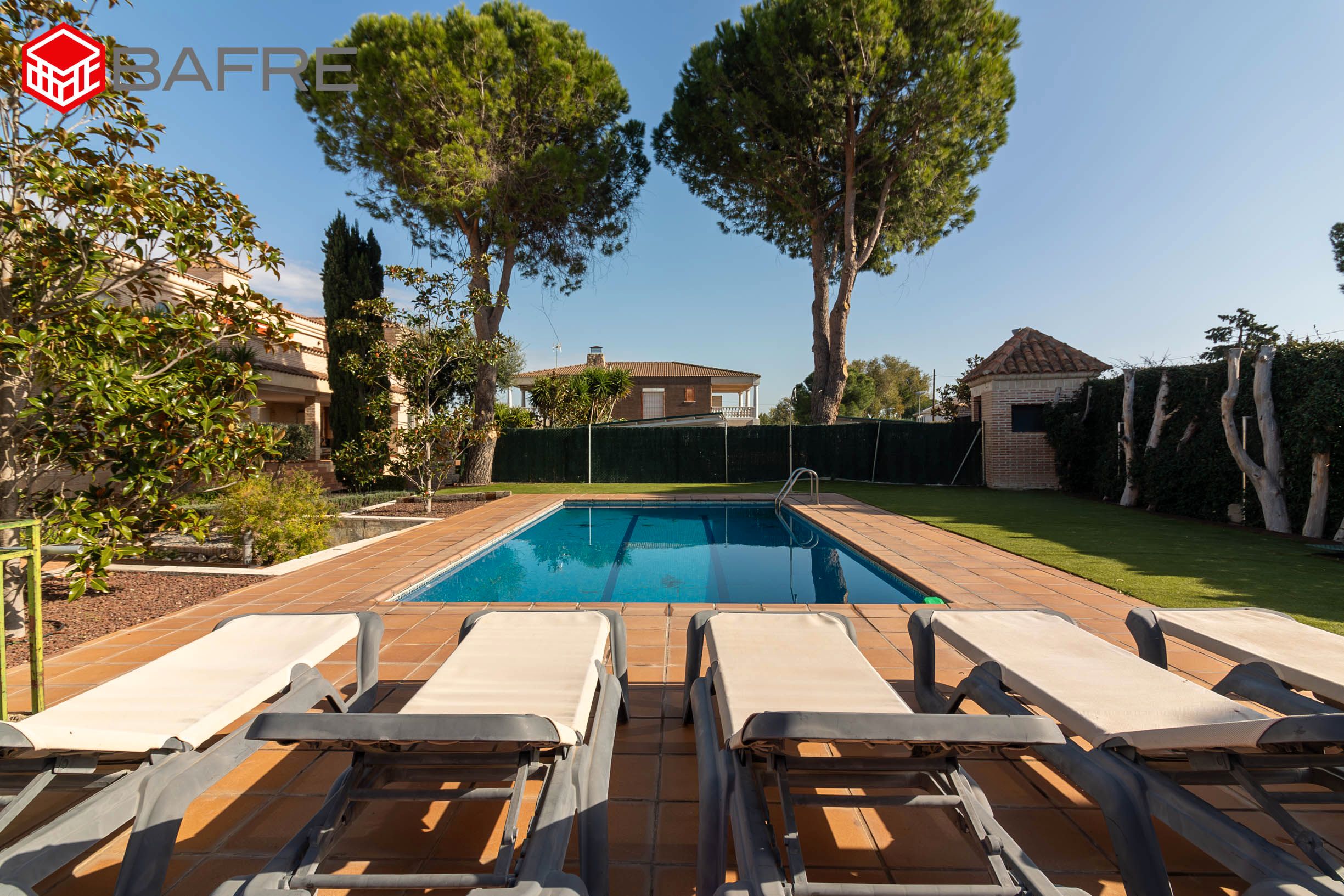 Piscina de Casa o xalet en venda en Paracuellos de Jarama amb Aire condicionat, Jardí privat i Parquet