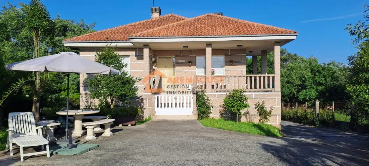 Chalet con terraza en venta en San Cibrao das Viñas