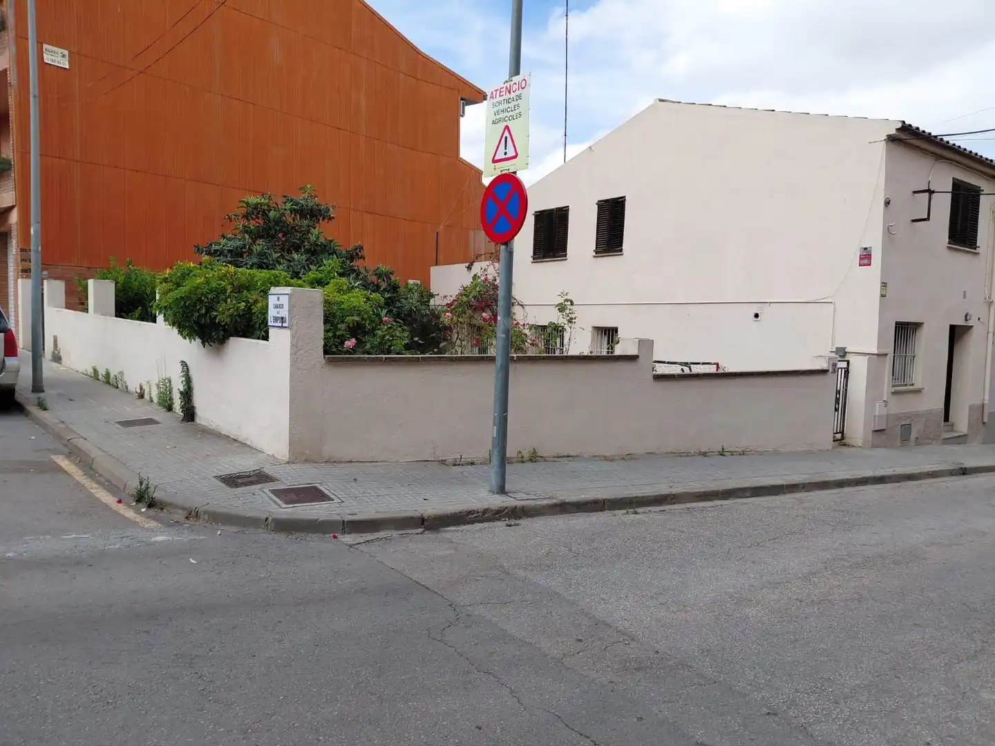 Außenansicht von Einfamilien-Reihenhaus zum Verkauf in Parets del Vallès mit Klimaanlage, Heizung und Privatgarten