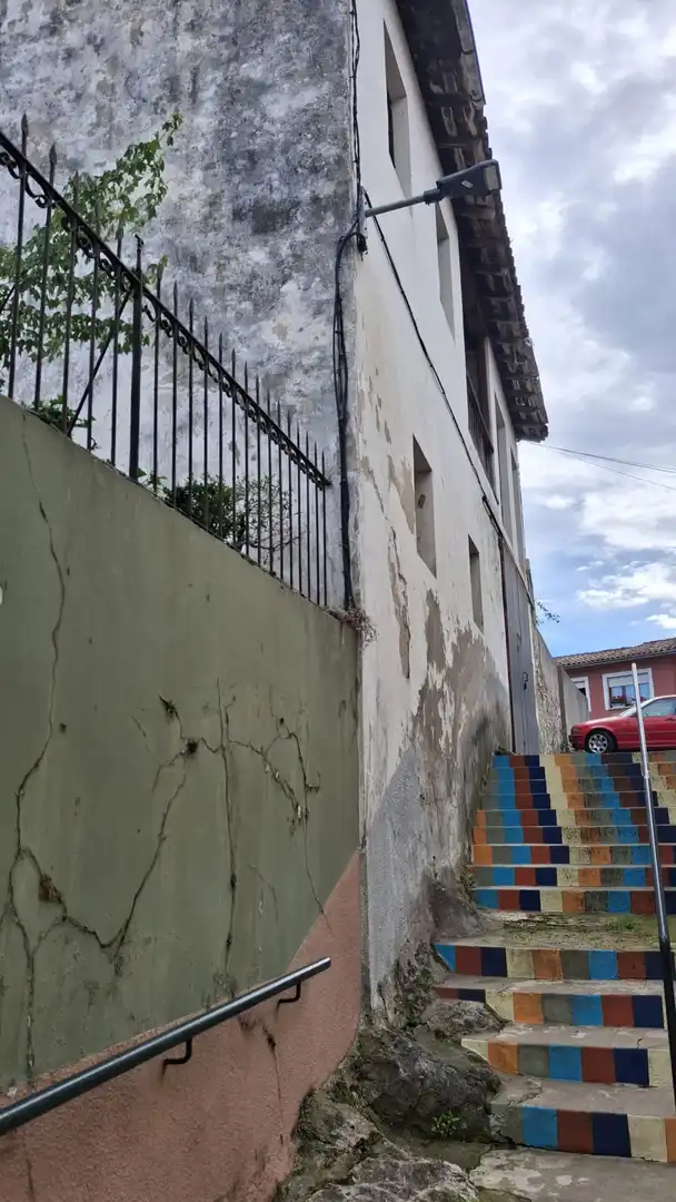 Vista exterior de Edificio en venta en Llanes