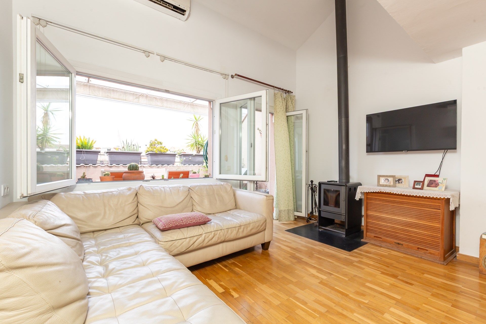 Sala d'estar de Àtic en venda en Sant Cugat del Vallès amb Aire condicionat, Calefacció i Terrassa