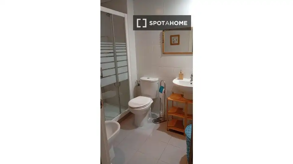 Badezimmer von Wohnung zur untervermieten in Sevilla mit Klimaanlage, Terrasse und Möbliert