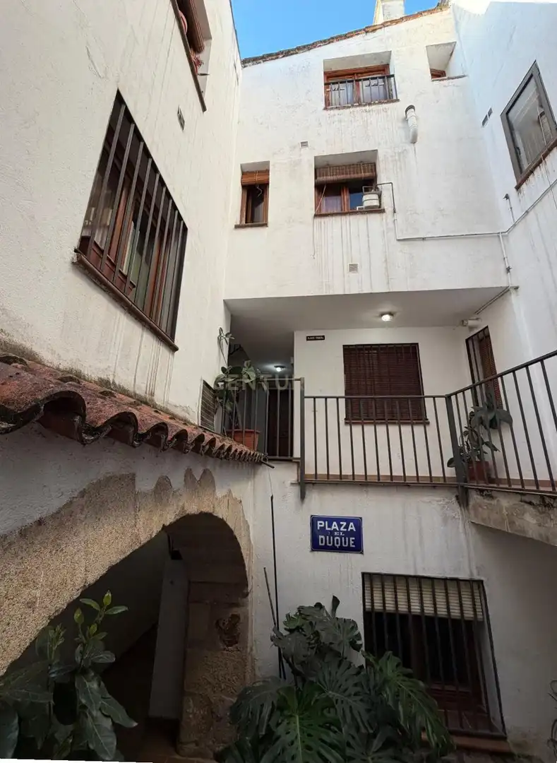 Außenansicht von Wohnung zum Verkauf in Cáceres mit Privatgarten, Schwimmbad und Waschmaschine