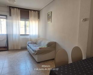 Dormitori de Apartament de lloguer en  Madrid Capital amb Calefacció, Terrassa i Moblat