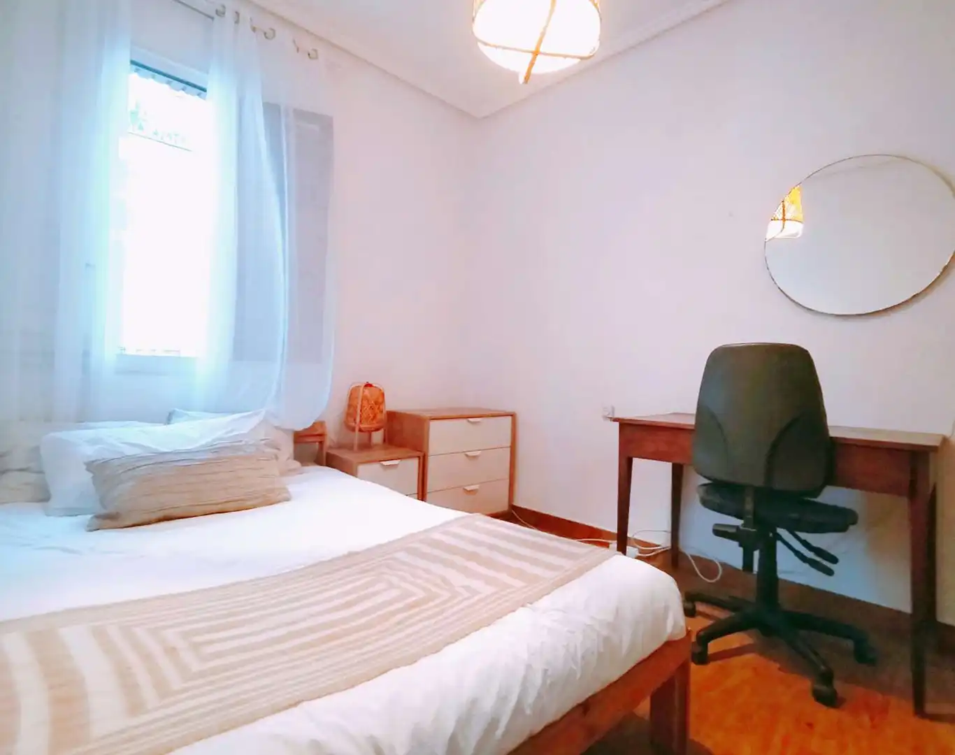 Bedroom of Flat for share in  Valencia Capital  with Air Conditioner, Heating and Terrace