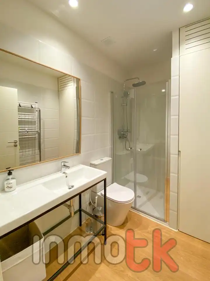 Baño de Piso de alquiler en A Coruña Capital  con Calefacción y Amueblado