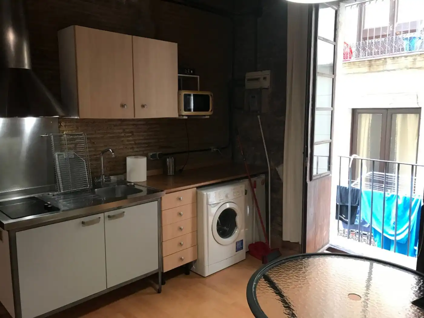 Cuina de Estudi de lloguer en Barcelona amb Moblat i Balcó