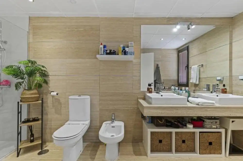 Badezimmer von Einfamilien-Reihenhaus zur Miete in Benahavís mit Klimaanlage, Privatgarten und Terrasse