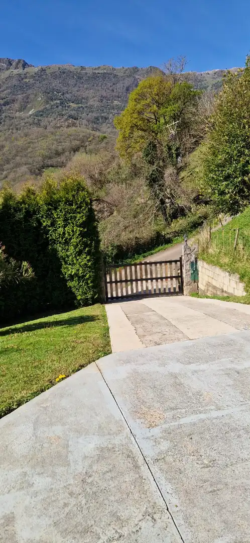 Vista exterior de Casa o xalet en venda en Riosa amb Calefacció, Jardí privat i Terrassa