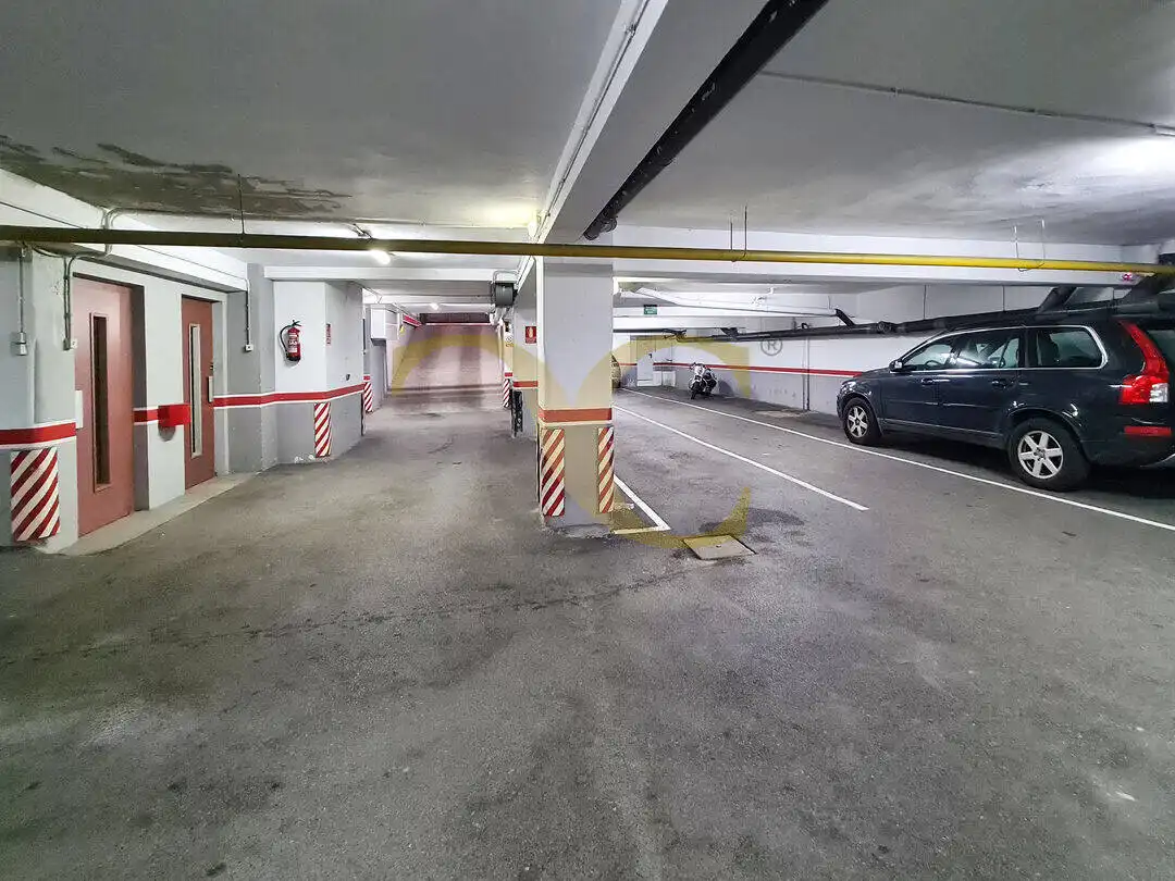 Aparcament de Pis en venda en Gijón  amb Calefacció i Terrassa
