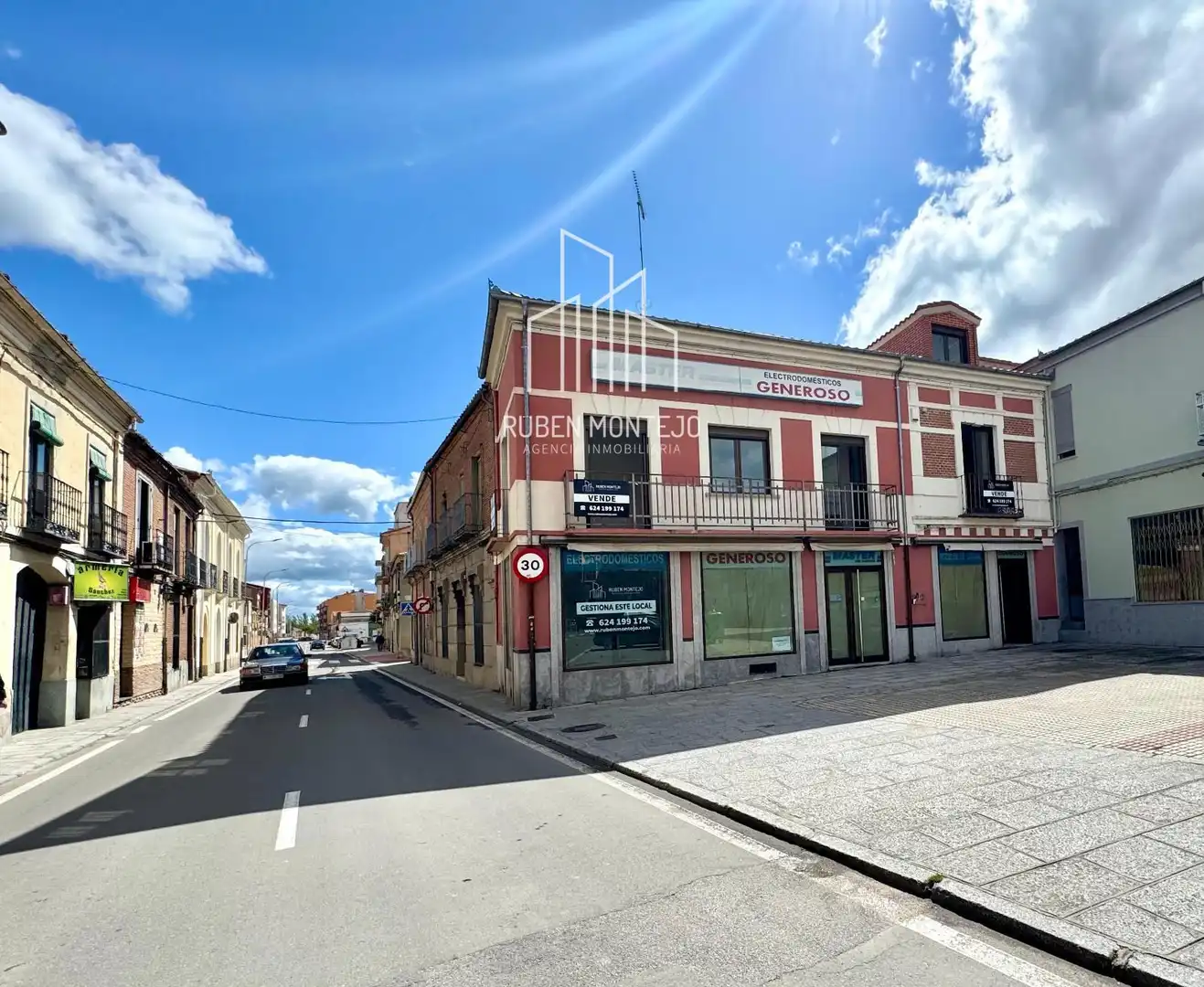 Vista exterior de Local en venda en Peñaranda de Bracamonte amb Terrassa