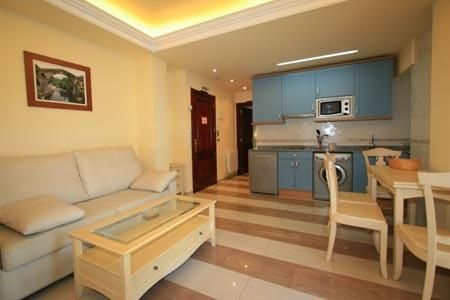 Sala de estar de Apartamento de alquiler en Noja con Piscina, Amueblado y Balcón