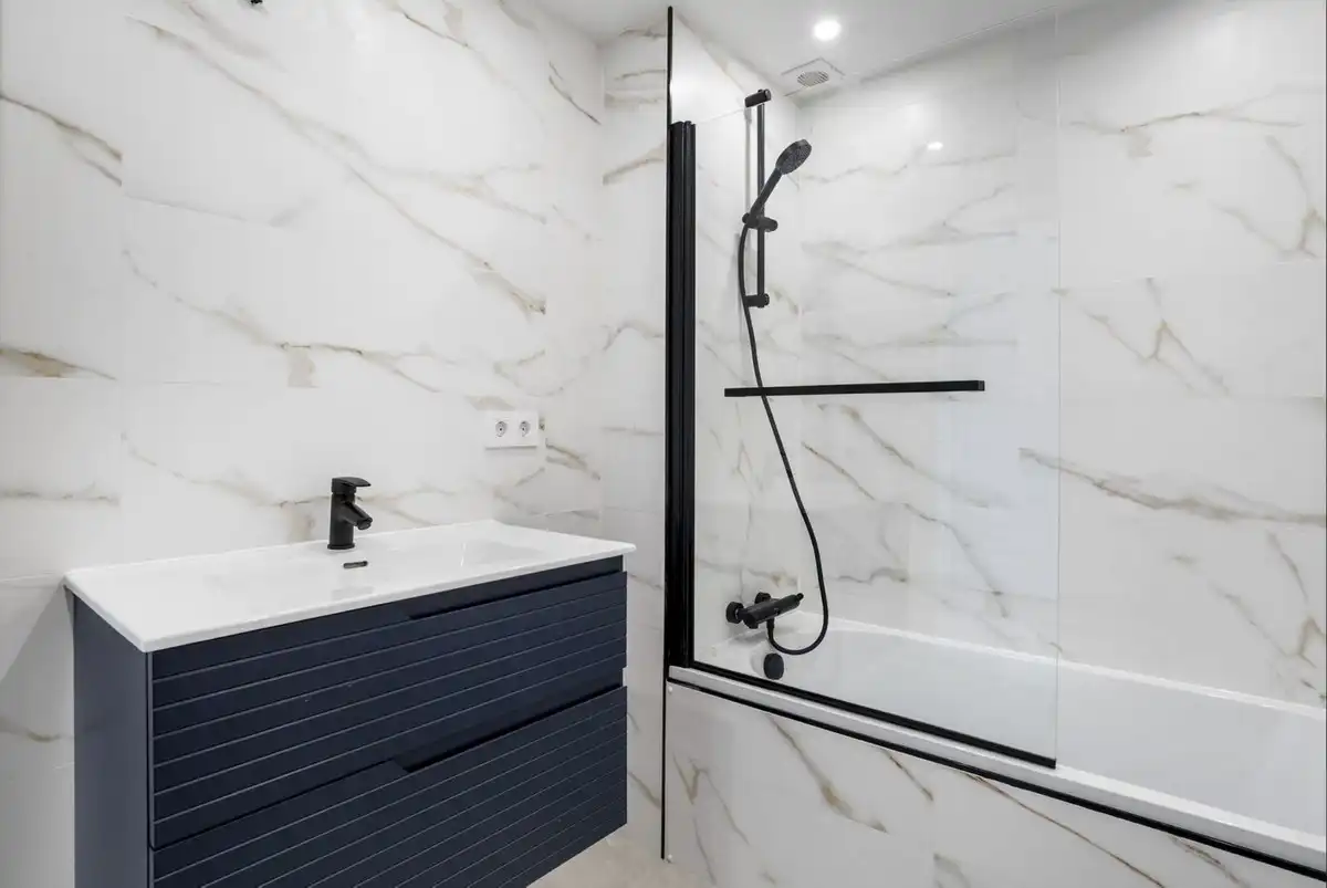 Baño de Planta baja en venta en Marbella con Aire acondicionado, Terraza y Piscina comunitaria