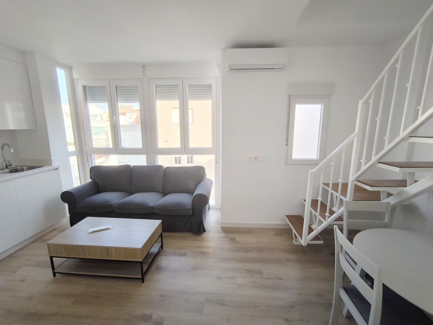 Sala d'estar de Àtic de lloguer en  Huelva Capital amb Aire condicionat, Terrassa i Moblat