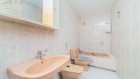Bathroom of Flat for sale in Majadahonda  with Terrace