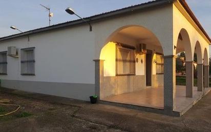 Vista exterior de Casa o xalet en venda en Don Benito amb Aire condicionat i Piscina