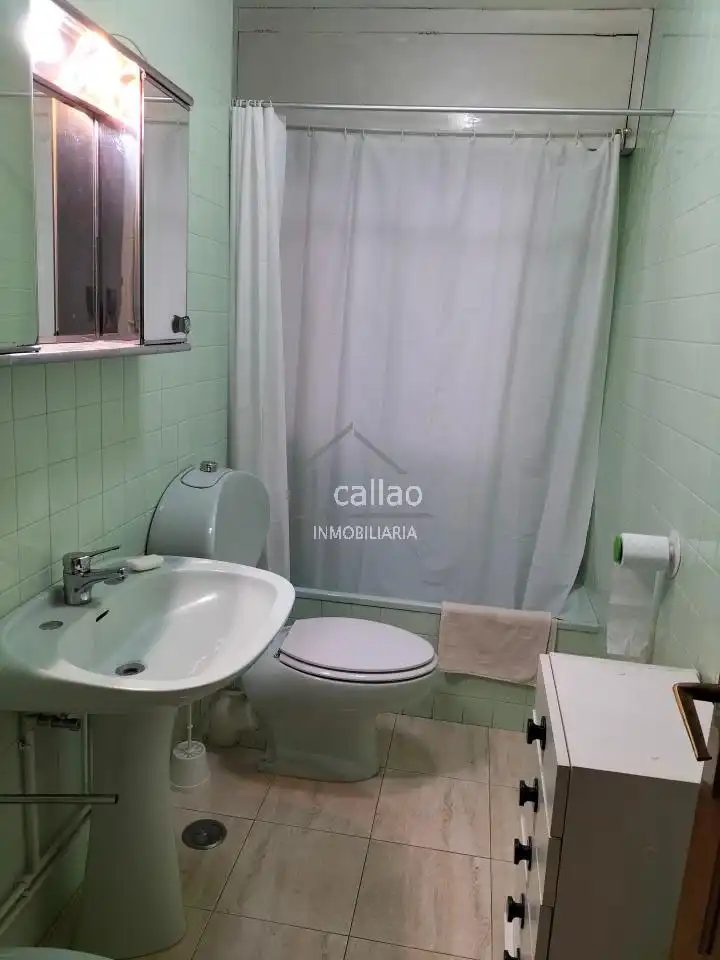 Baño de Piso de alquiler en Ferrol con Calefacción, Parquet y Amueblado