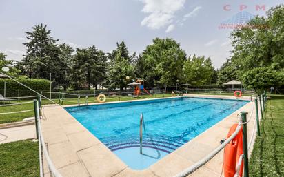 Schwimmbecken von Wohnung miete in La Moraleja mit Klimaanlage und Terrasse