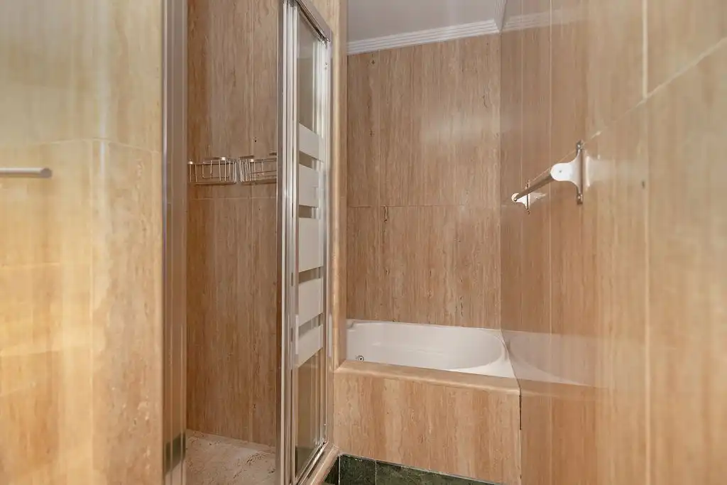Badezimmer von Wohnung zum Verkauf in Marbella mit Heizung, Terrasse und Gemeinschaftspool