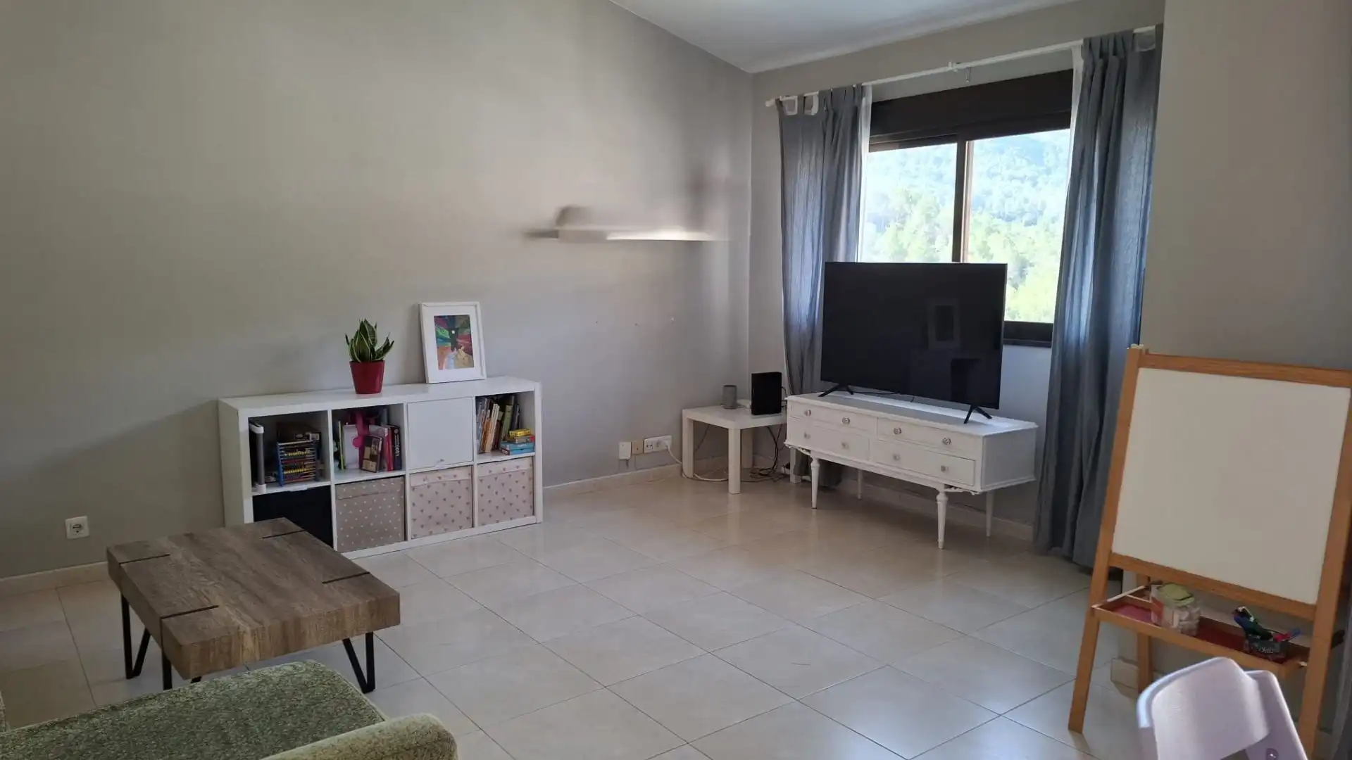 Sala d'estar de Casa adosada en venda en Vallirana amb Aire condicionat i Terrassa
