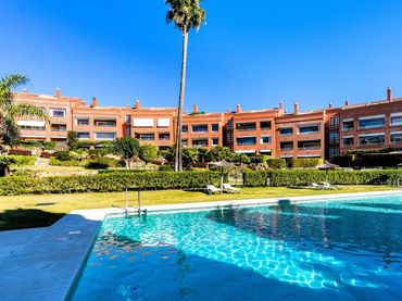 Apartamento con piscina en venta en Avenida Conde Rudi 1