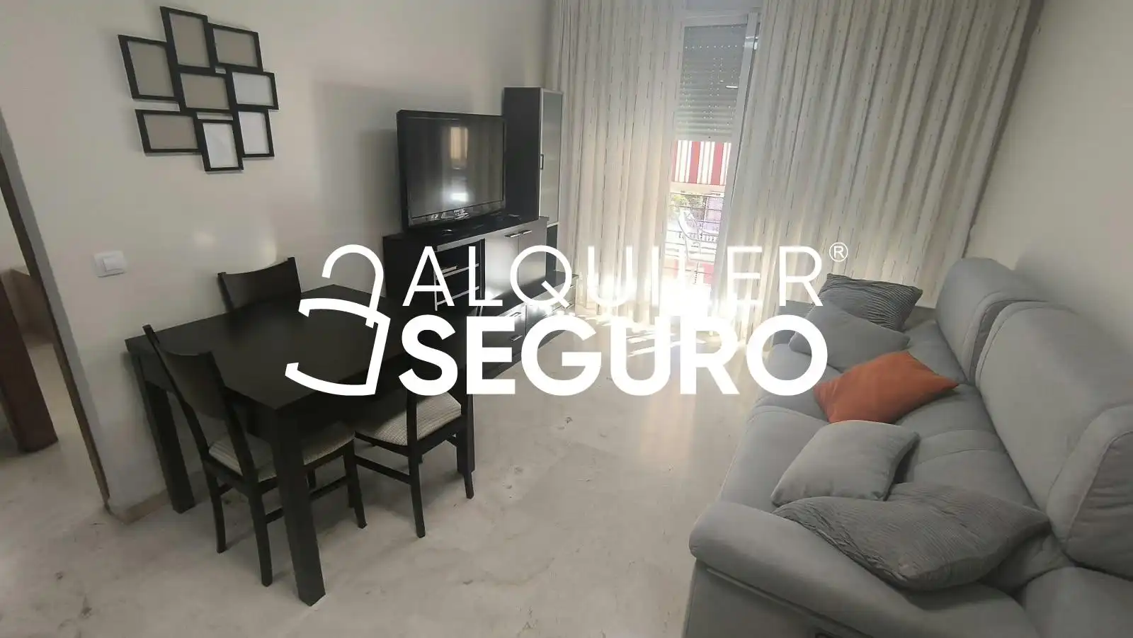 Vista exterior de Piso de alquiler en Dos Hermanas con Aire acondicionado, Piscina y Amueblado