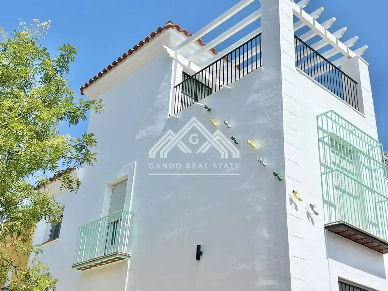 Vista exterior de Casa adosada en venda en Dos Hermanas amb Aire condicionat