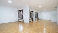 Flat for sale in  Madrid Capital  with Air Conditioner, Heating and Private garden